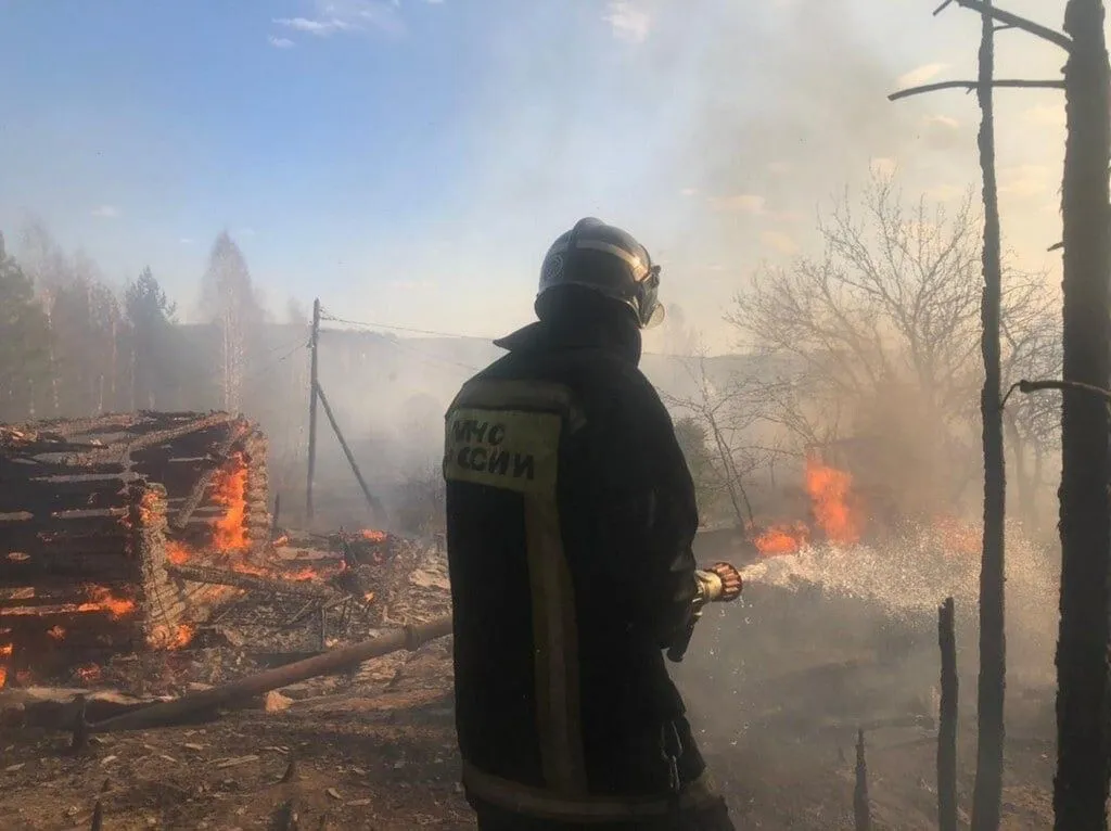 Пожар в свердловском садовом товариществе локализован на площади в 1,5 тыс. кв. м