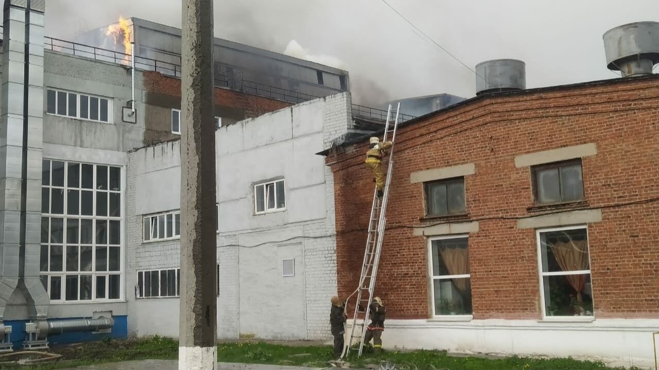 Цех на территории промплощадки в Свердловской области горит на площади 800 кв.м