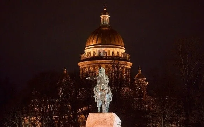 Принять участие в Петровском балу, освоить плетение морских узлов и восстановить древние иконы предложат посетителям "Ночи музеев" на Северо-Западе