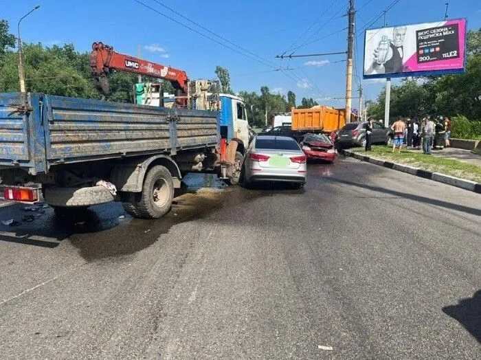 Грузовик "собрал" семь легковушек в Воронеже