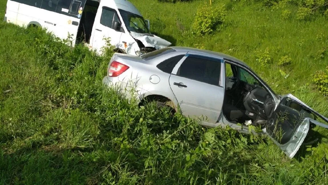 Двое детей и трое взрослых пострадали в ДТП с маршруткой в Чувашии