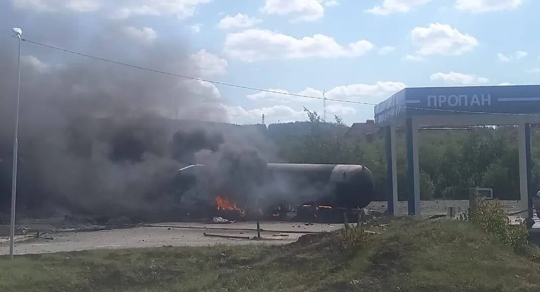 Пожар на газовой заправке тушат в свердловской Талице