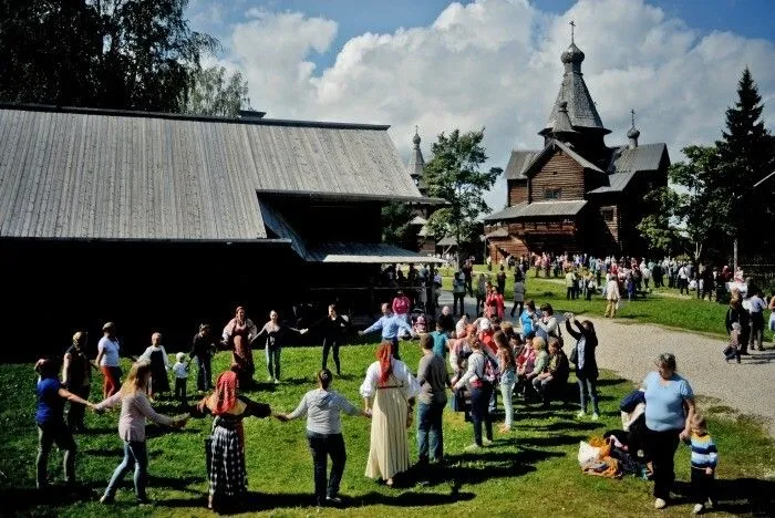 Главная улица Новгородского музея народного деревянного зодчества открылась после реставрации