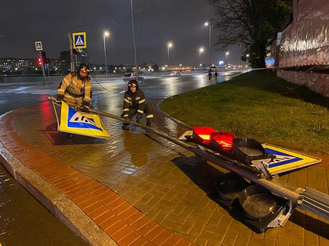 Ветер повалил деревья и столбы в Петербурге