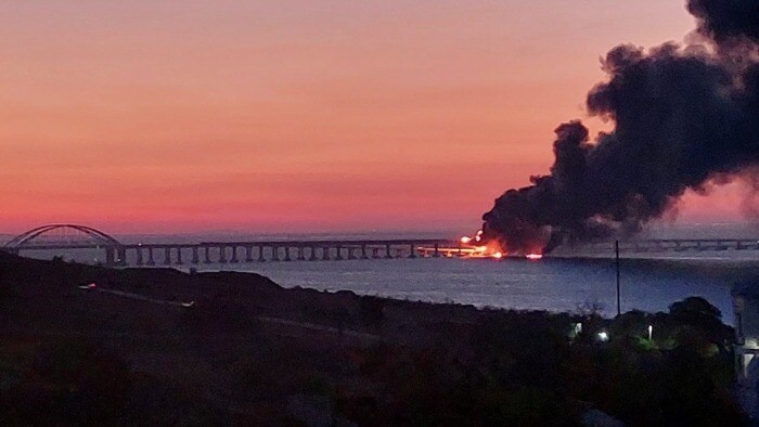 На Крымском мосту взорвался автомобиль