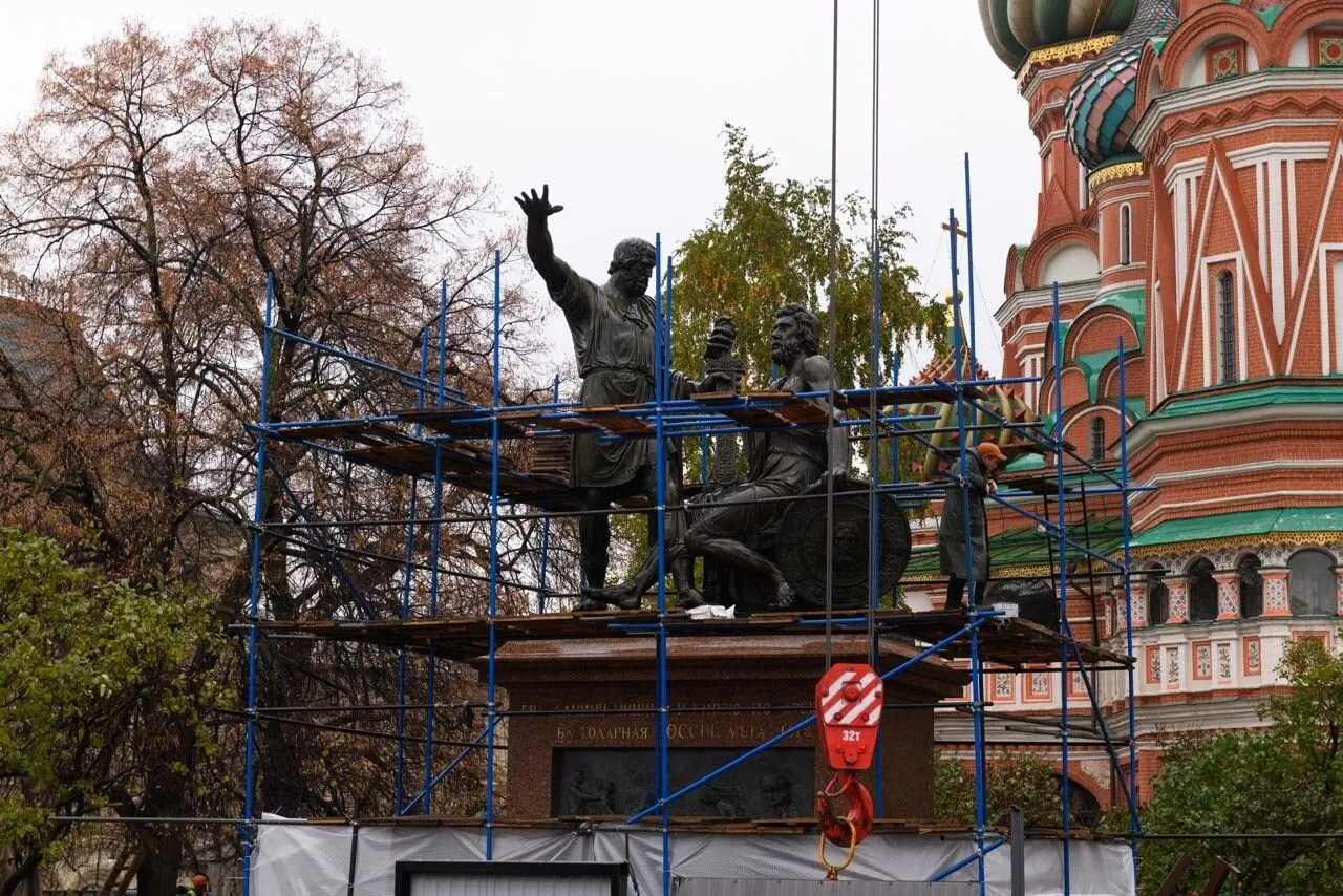 Реставрация памятника Минину и Пожарскому на Красной площади завершена