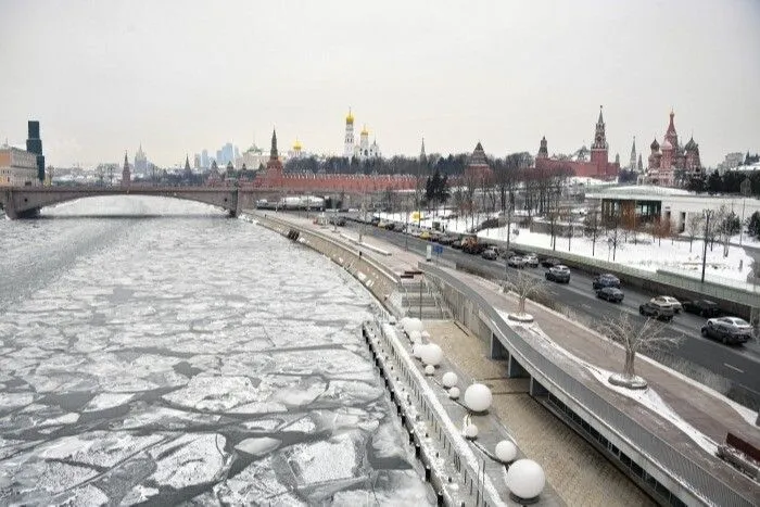 Спасатели усилили контроль безопасности на водоемах Москвы из-за хрупкого льда