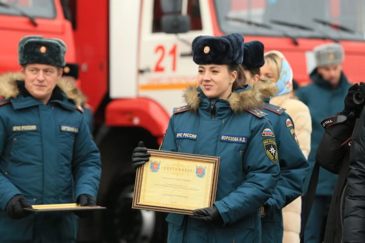 Более 30 новейших образцов спецтехники приняли пожарные и спасатели Петербурга