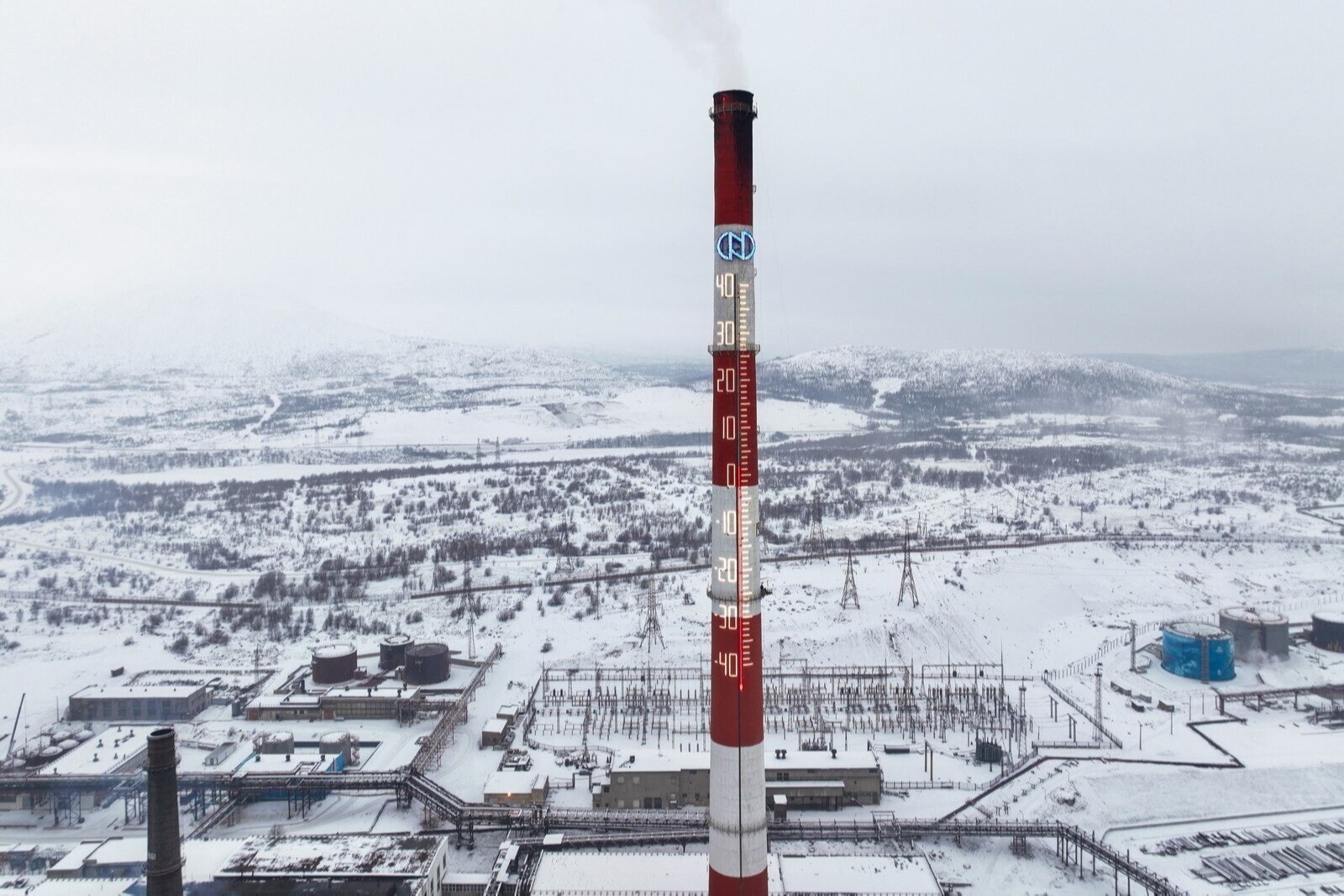 Ао мончегорск. Градусник на трубе ТЭЦ В Мурманске. Мурманский градусник на трубе. Термометр в Мурманске на трубе. Кольская ГМК термометр на трубе.