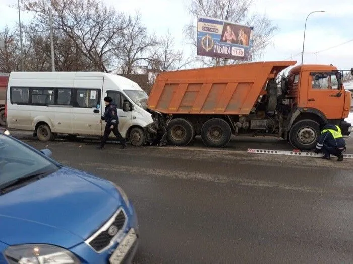 Восемь человек пострадали в ДТП с микроавтобусом в Пензе