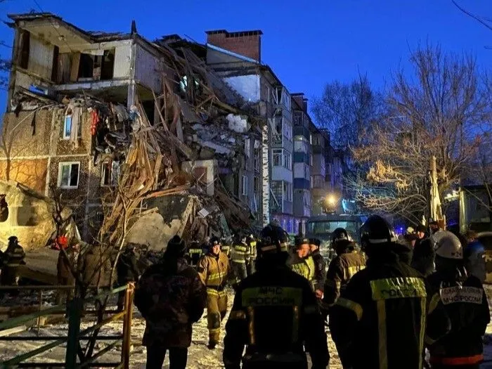 Спасатели разбирают завалы на месте обрушения подъезда пятиэтажки в тульском Ефремове