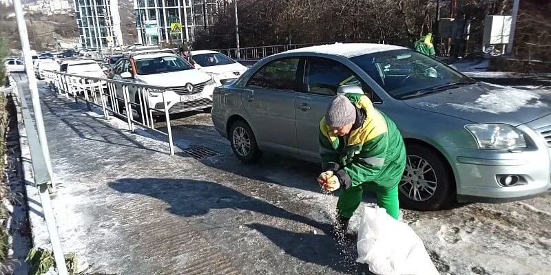 Проезд по дорогам Сочи затруднен из-за снегопада, гололеда и упавших деревьев