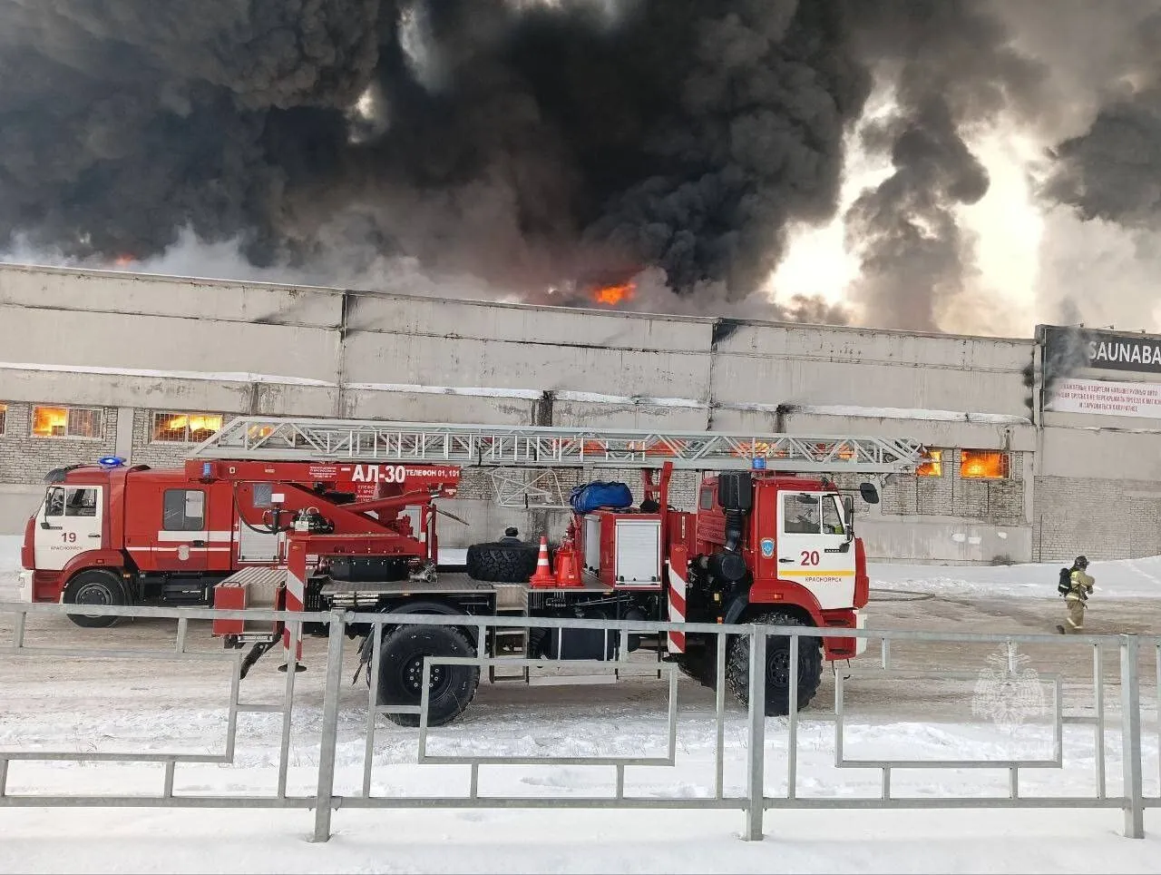 Спасатели эвакуировали 10 человек из горящего склада в Красноярске, пострадавших нет