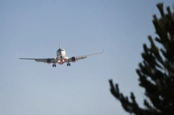 Boeing 737 экстренно сел в Пулково, по предварительным данным, из-за загоревшегося двигателя