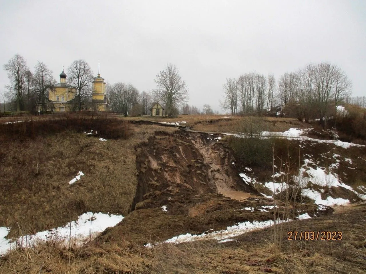 Склон на древнем псковском городище Воронич частично обвалился из-за резкого таяния снега