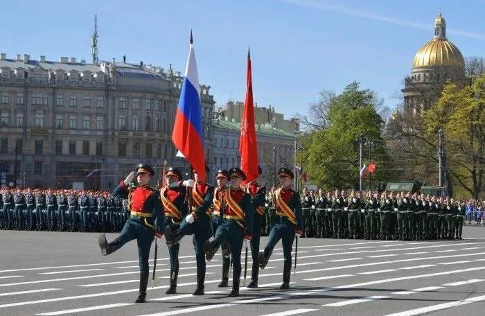 Парад Победы с участием 4 тыс. военнослужащих прошел в Петербурге