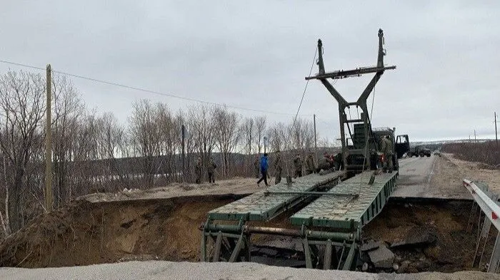 Военные установили понтонный мост на месте обрушения дороги под Североморском