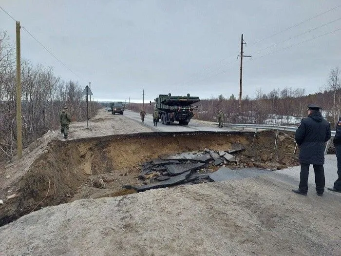 Повреждение трубы привело к провалу дороги под Североморском