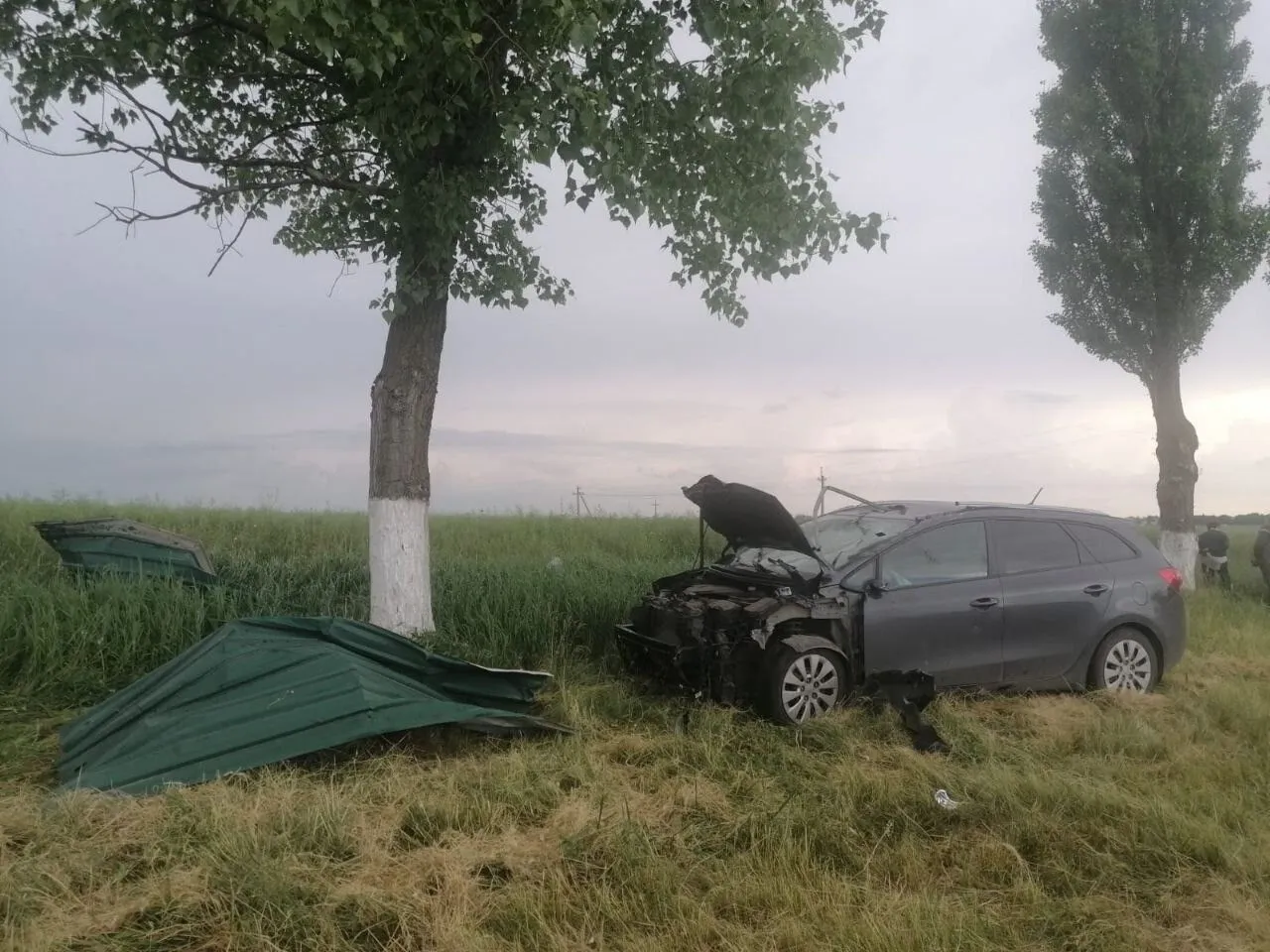 Автомобиль врезался в остановку общественного транспорта в краснодарском Кропоткине, два человека погибли