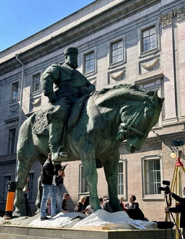 Памятник Александру III во дворе Мраморного дворца в Петербурге ждет реставрация