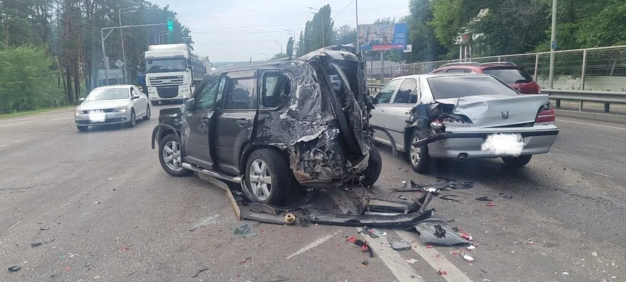 Два человека пострадали в массовой дорожной аварии в Воронеже