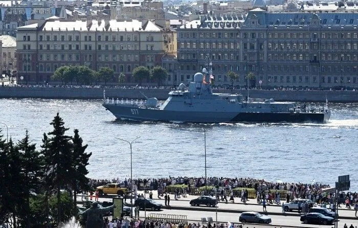 Более 3 тыс. военных, 33 надводных корабля и четыре подлодки участвуют в Главном военно-морском параде в Санкт-Петербурге - Минобороны РФ