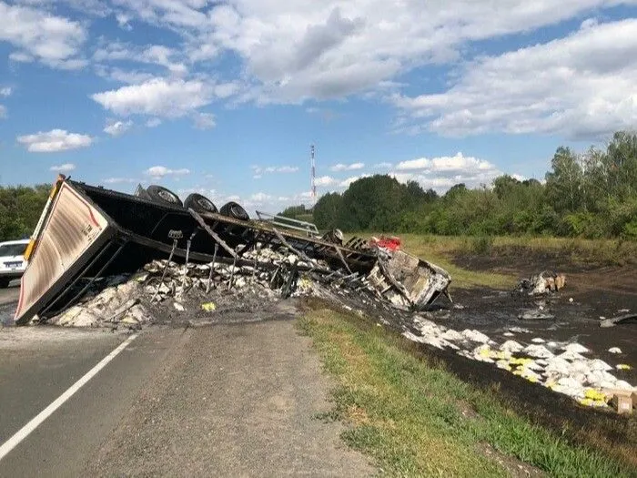 Два человека погибли, двое госпитализированы после ДТП с грузовиком и тремя легковушками под Самарой