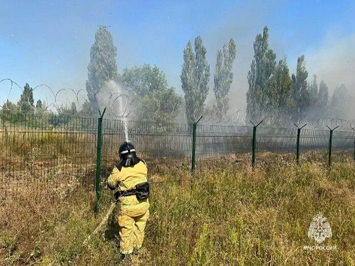 Три ангара и сухая трава на площади 1 тыс. кв. метров горят на Кубани