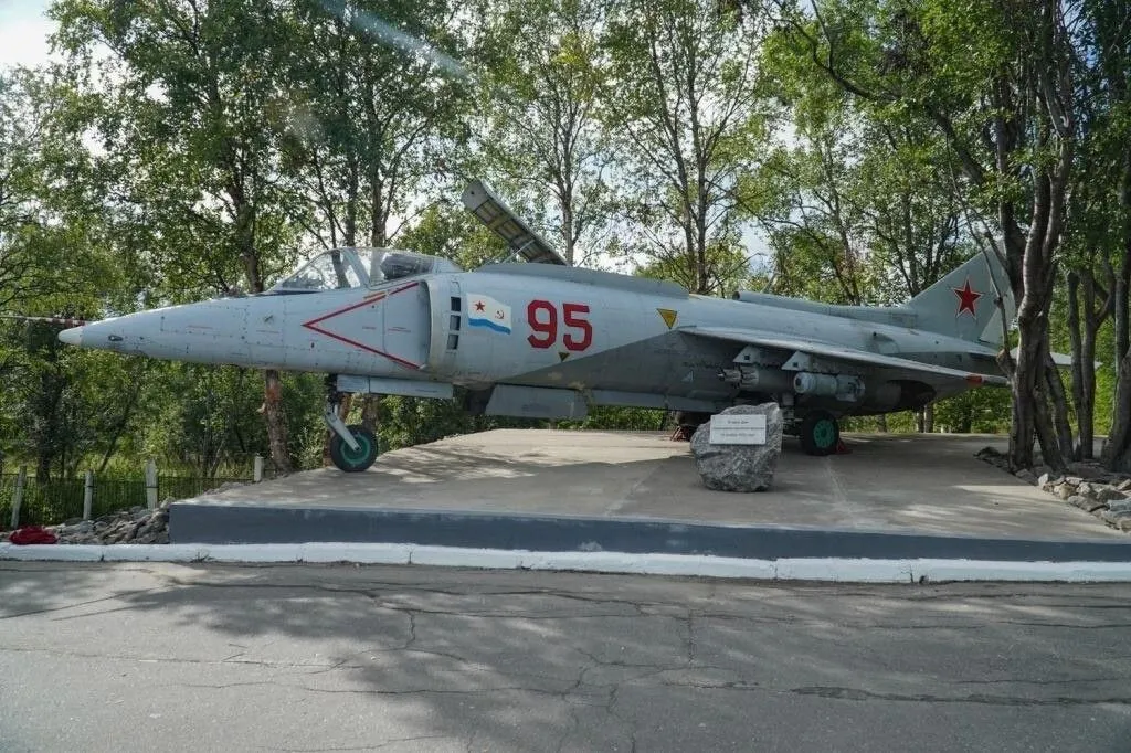 Памятник палубной авиации Северного флота открыли в Североморске