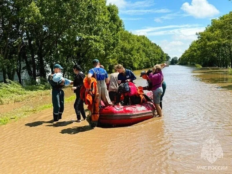 Власти Владивостока призвали жителей пригорода разместиться в ПВР из-за подтоплений