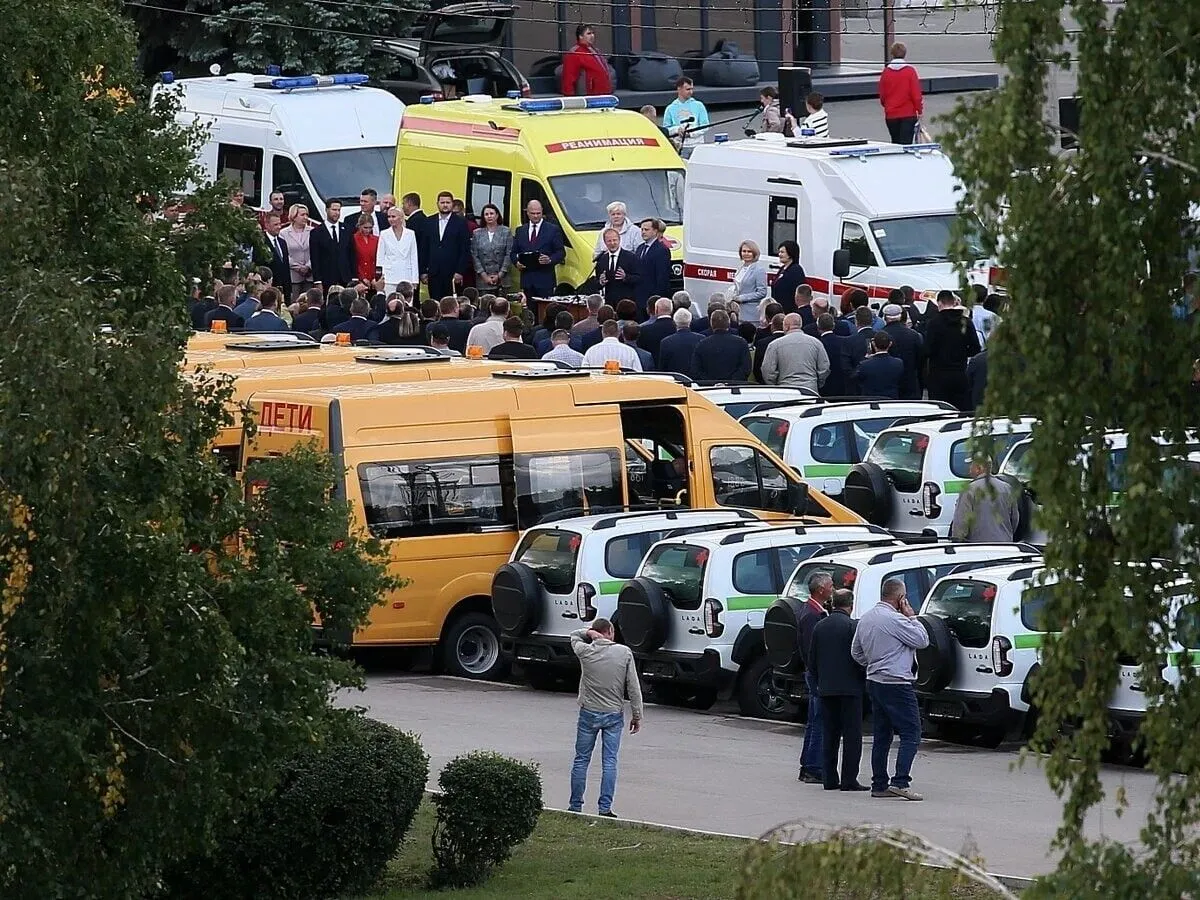 Более 110 автомобилей для школ и больниц передали районам Алтайского края