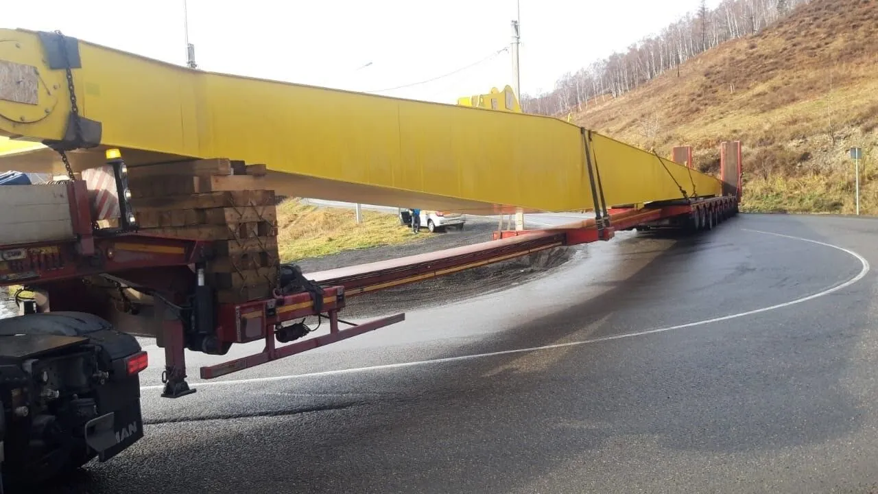 Тягач перекрыл движение на горном серпантине над Байкалом