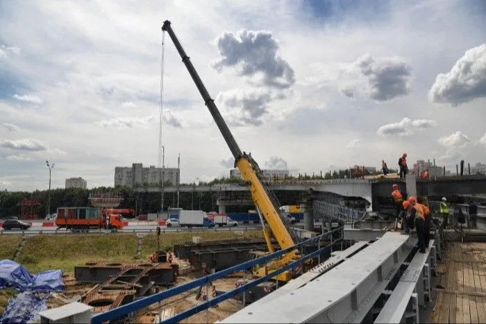 Строительство семи автомобильных мостов завершат в Москве к 2026г