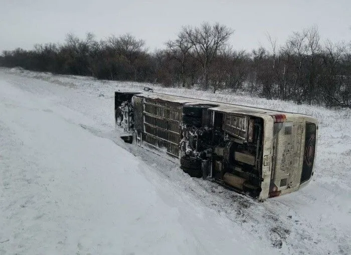 Автобус попал в ДТП под Саратовом, пострадала пассажирка