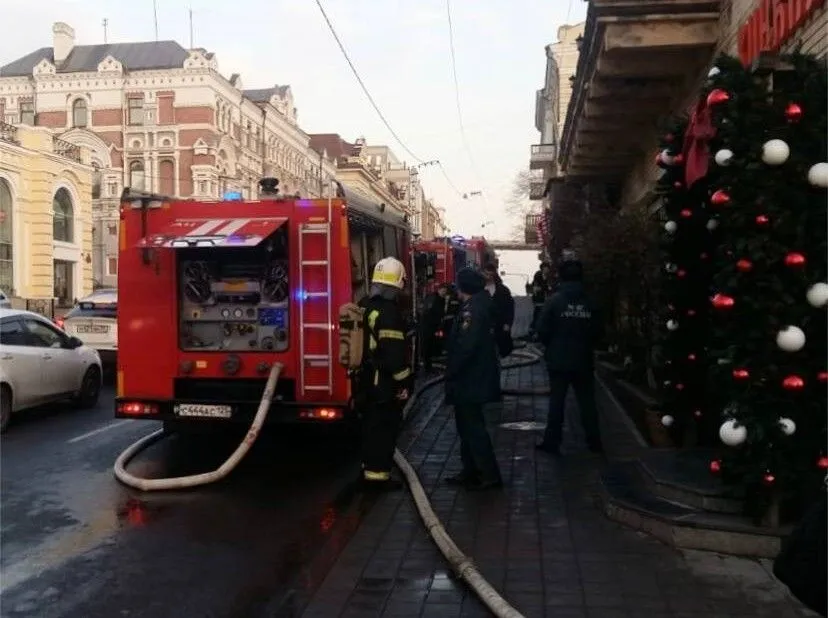 Два десятка человек эвакуировали из загоревшегося кафе во Владивостоке