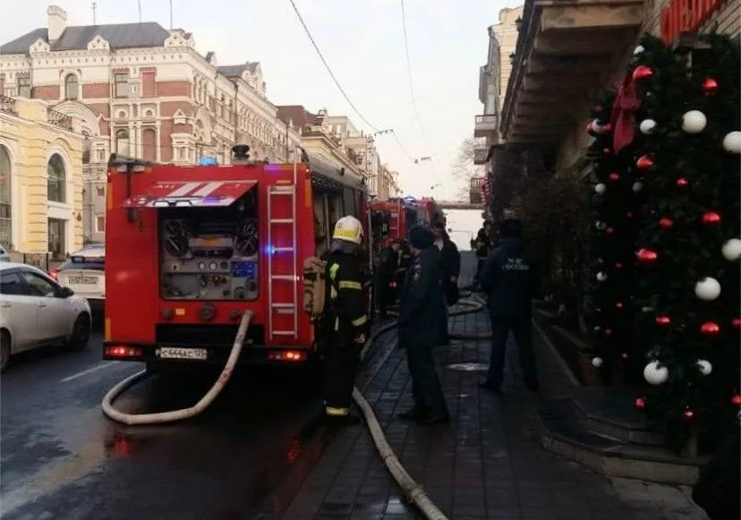 Два десятка человек эвакуировали из загоревшегося кафе во Владивостоке