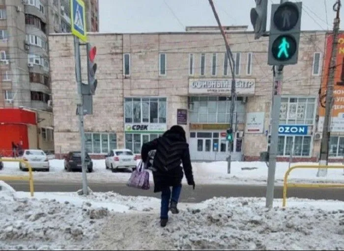 Дело о смерти пенсионера после падения на скользкой дороге расследуют в Тольятти