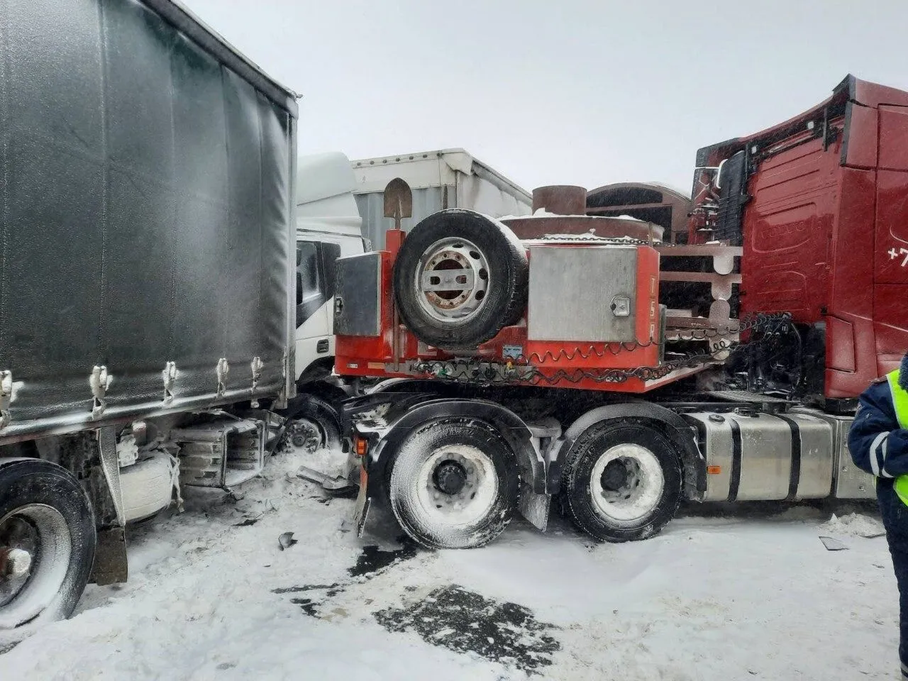 Ограничено движение на участке М-5 под Самарой из-за массового ДТП с грузовиками