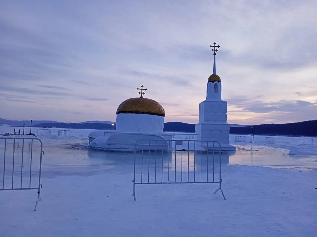 Снежный храм на озере в Миассе ушел под воду после вырезания купели