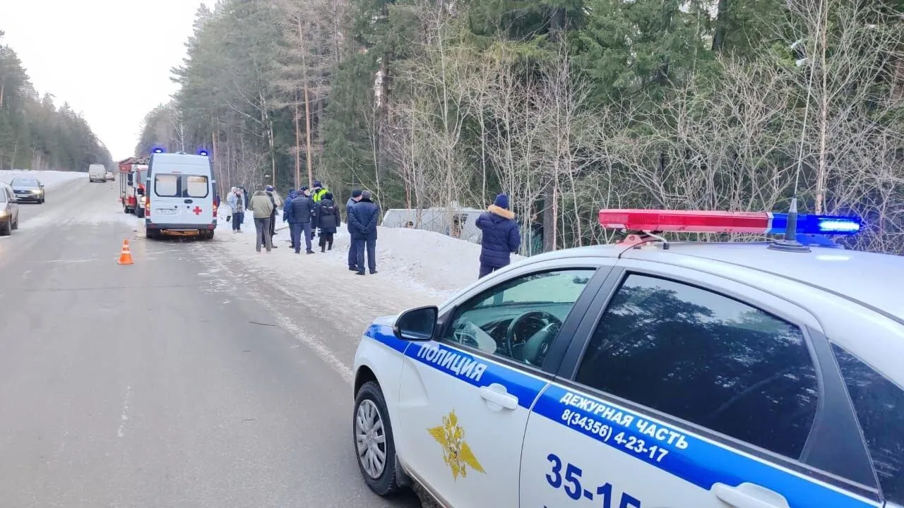 Три человека погибли при столкновении машины с автобусом в Свердловской области