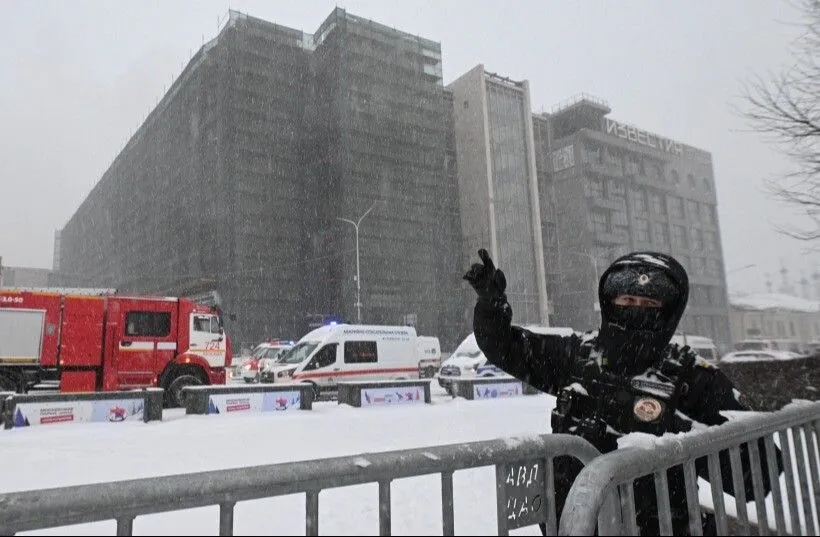 Горят три строения внутри двора "Известия Hall" в Москве