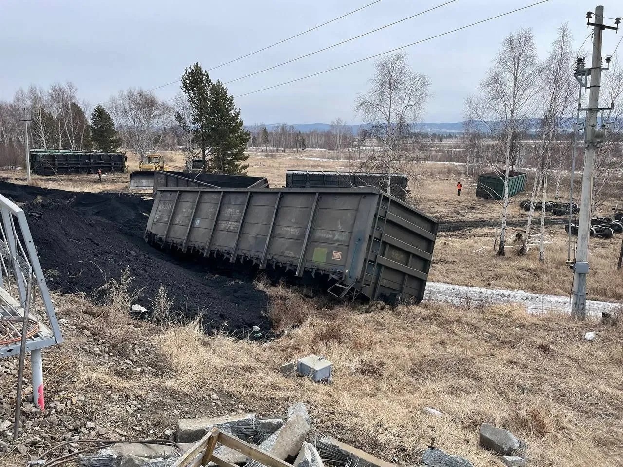 Вагоны грузового поезда сошли с рельсов на одном из перегонов Транссиба в Забайкалье