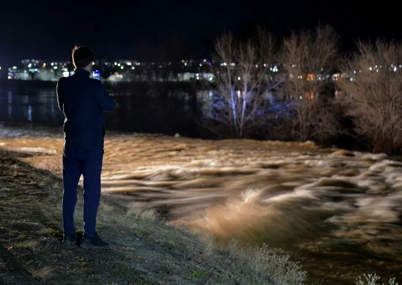 Защищающая Старый город в Орске дамба не выдерживает потока воды