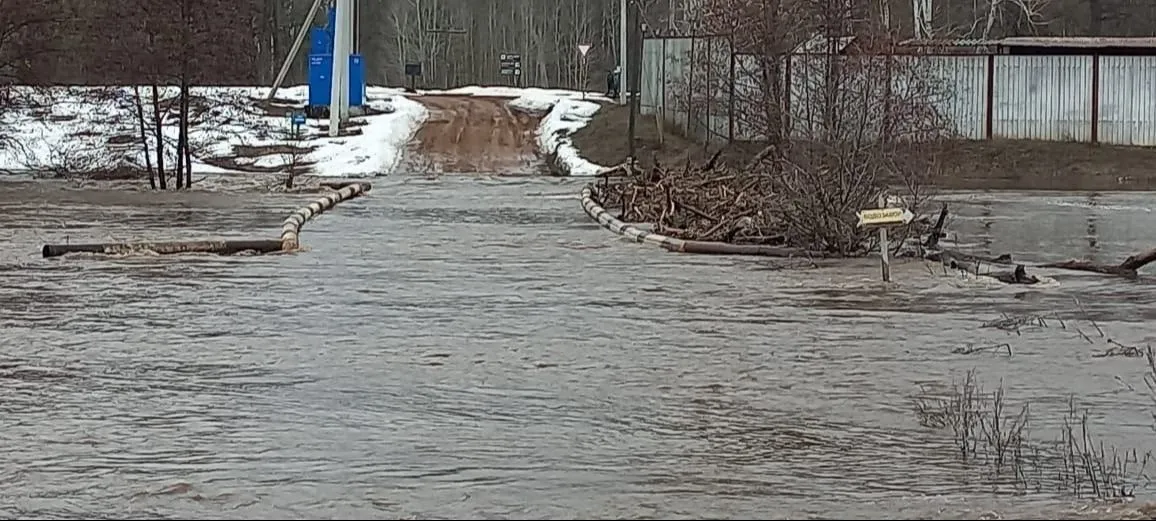 Мост в поселке Паника Оренбургской области смыло потоком паводковых вод