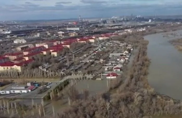 Вода уходит из оренбургского Новотроицка, где произошел перелив дамбы - мэр