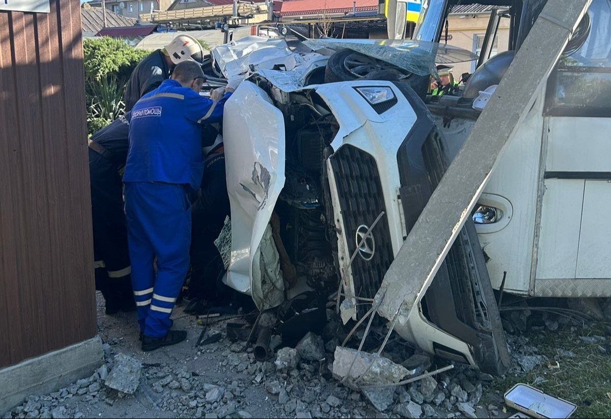 Автобус врезался в автомобиль в Анапе, пострадали четыре человека - Юг и  Северный Кавказ || Интерфакс Россия