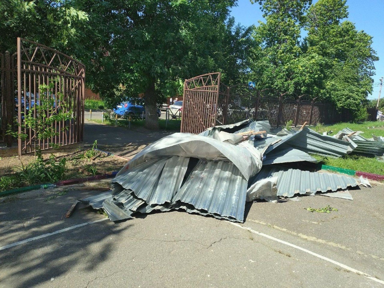 Ветер снес часть крыши в школе Краснодара, пострадали 12 детей