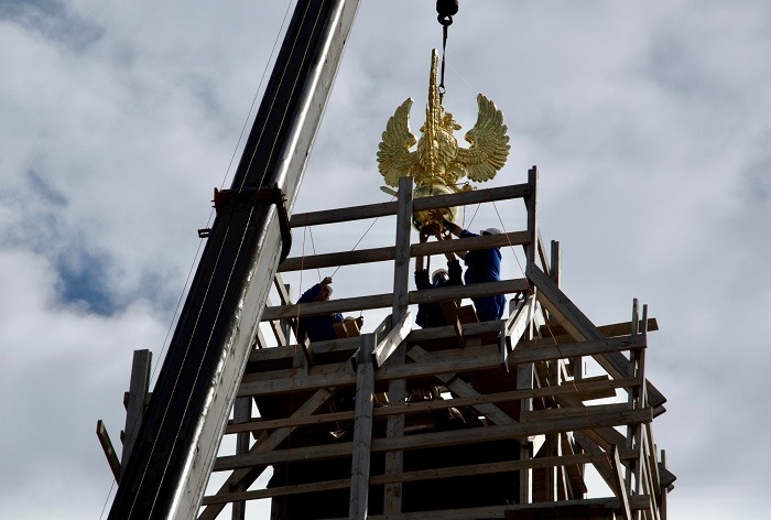 Трехглавого орла вернули на башню ротонды Гатчинского дворца