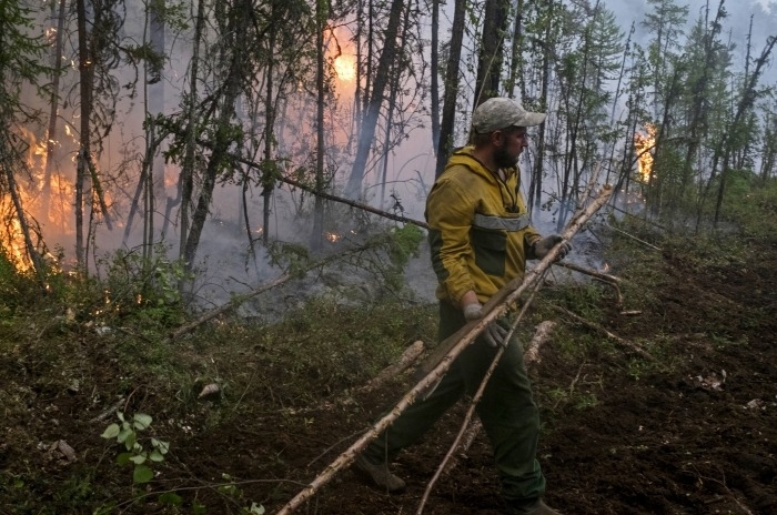 Более 175 природных пожаров тушат в Якутии - МЧС
