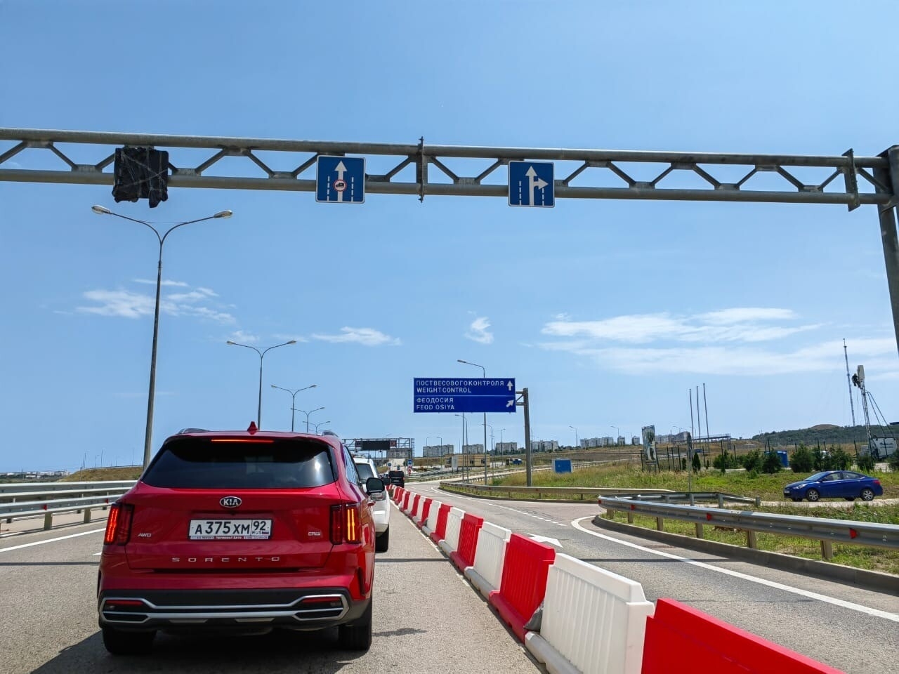 Очередь к Крымскому мосту с обеих сторон превысила тысячу машин